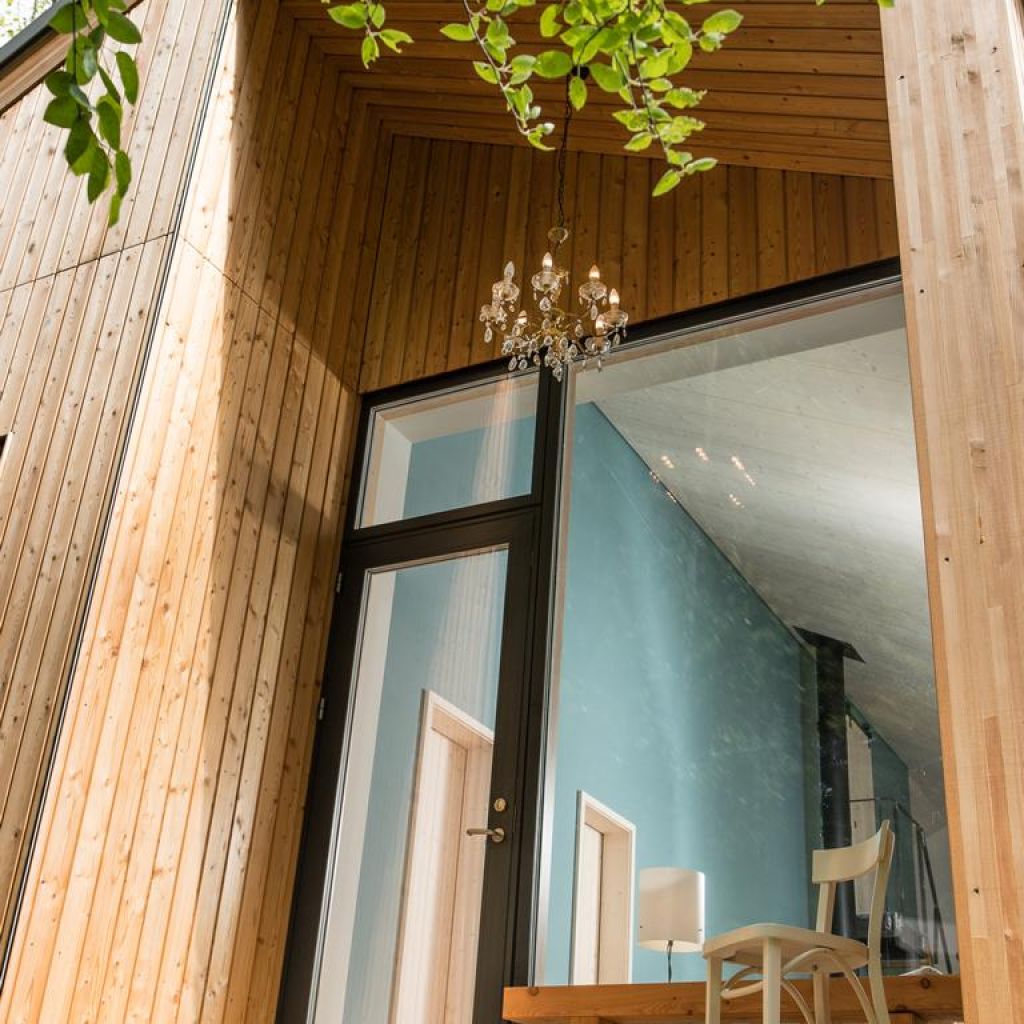 Ingrierter Balkon / Sitzecke im Holzhaus